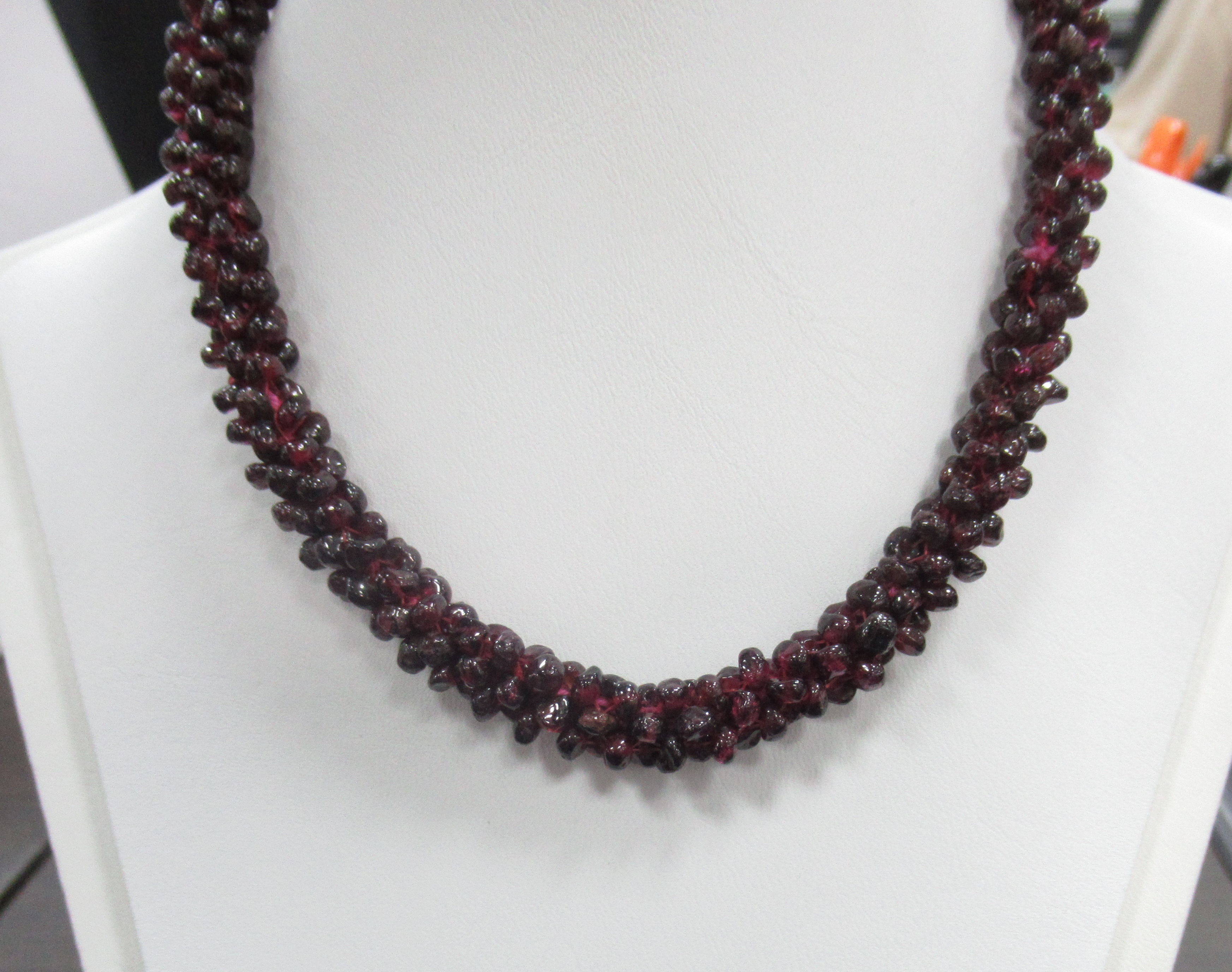 Бусы из граната